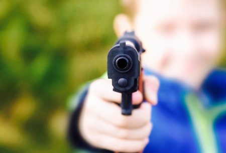 Criança de 9 anos dispara arma acidentalmente e mata menino de 6 anos nos EUA