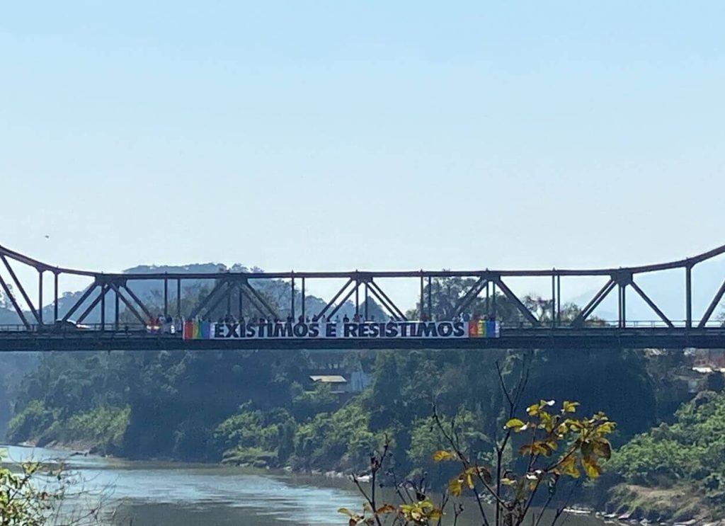 Protesto combate a LGBTfobia após ataque com cartazes preconceituosos em Blumenau 