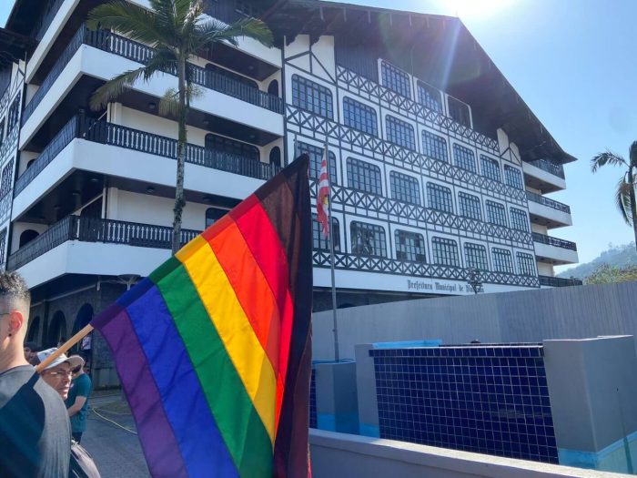 Protesto combate a LGBTfobia após ataque com cartazes preconceituosos em Blumenau 