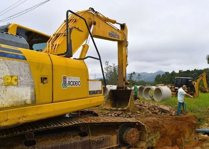 Obras de drenagem causam bloqueio temporário entre Rodeio e Ascurra