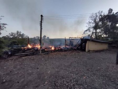 Incêndio em residência de Ituporanga deixa proprietário com queimaduras de 1° e 2° grau
