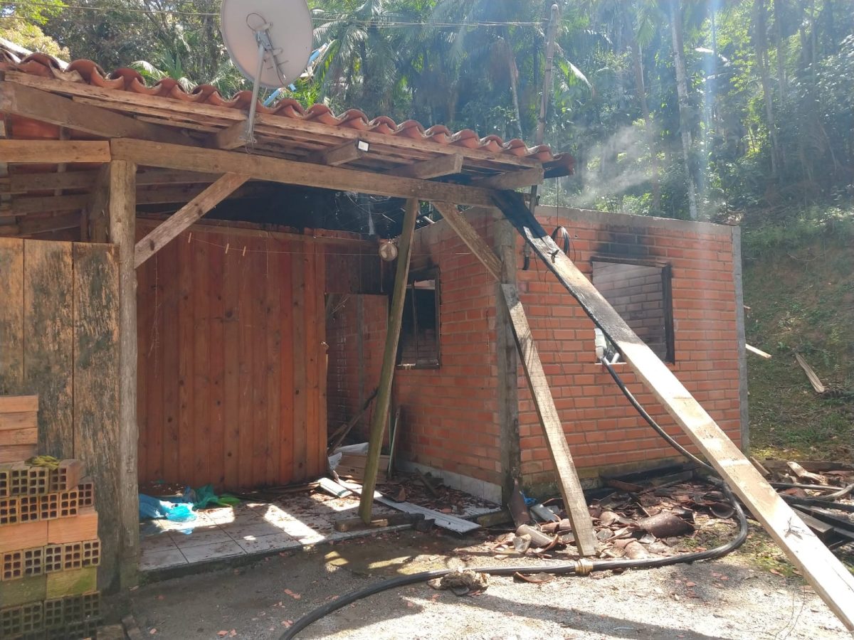 Incêndio em Rio do Sul destrói 50% de residência durante a manhã 