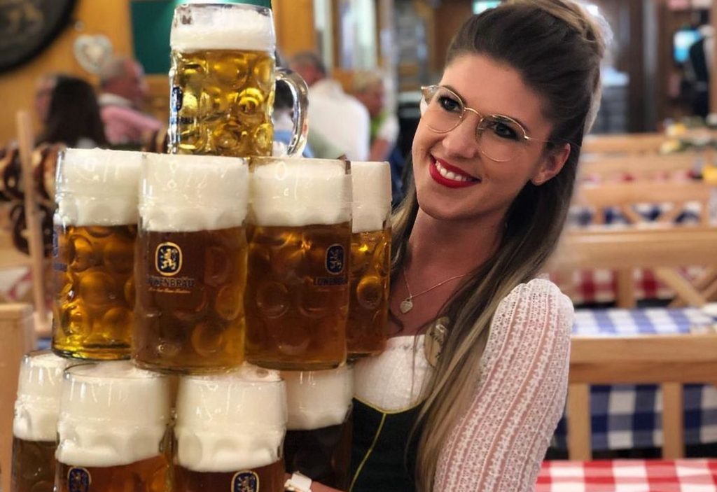 Garçonete viraliza ao carregar 13 canecas de chopp ao mesmo tempo na Oktoberfest de Munique; veja o vídeo