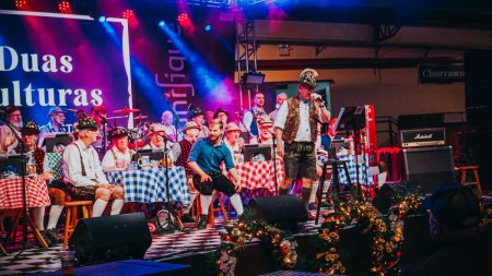 Banda Velhos Camaradas é a primeira atração a subir no palco da 31ª Festa do Imigrante de Timbó