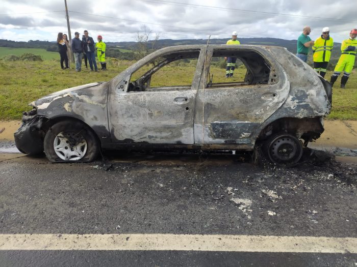 Idoso morre carbonizado após veículo pegar fogo na BR-116 em SC