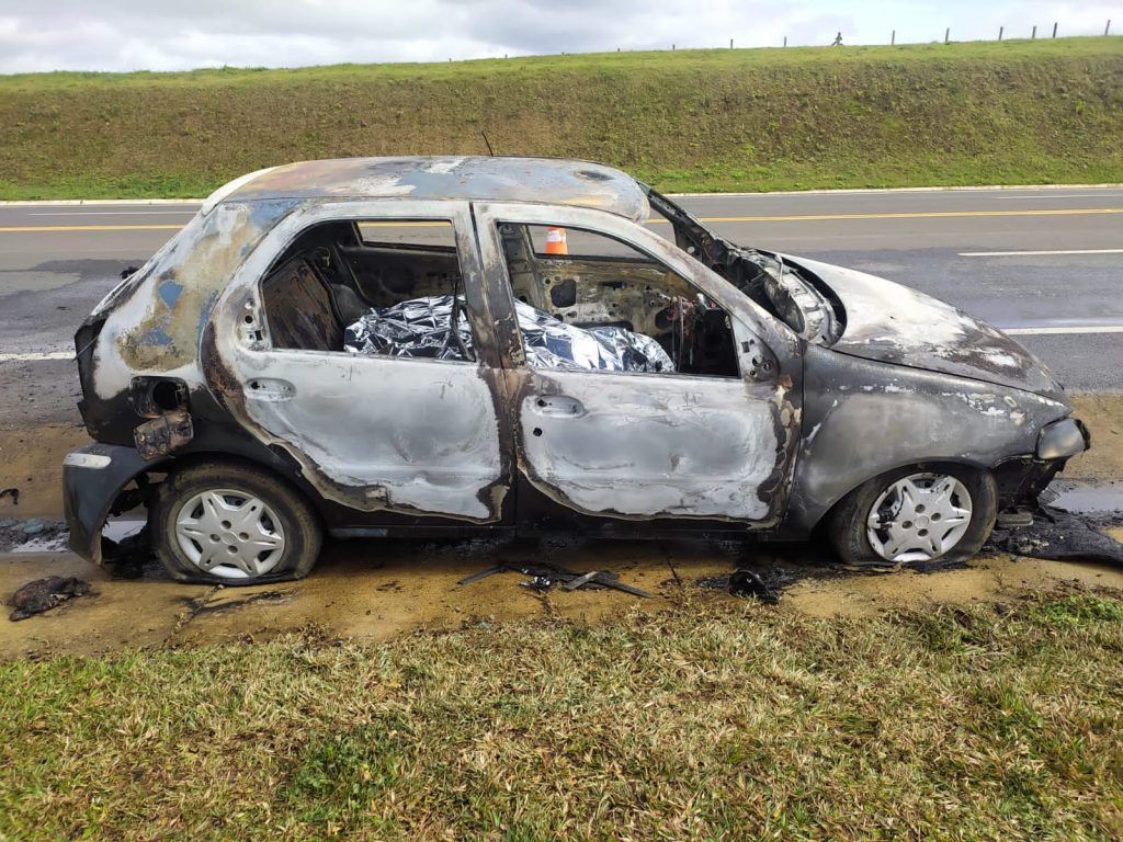 Idoso morre carbonizado após veículo pegar fogo na BR-116 em SC