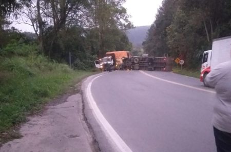 Grave acidente na BR-470 bloqueia tráfego em Trombudo Central