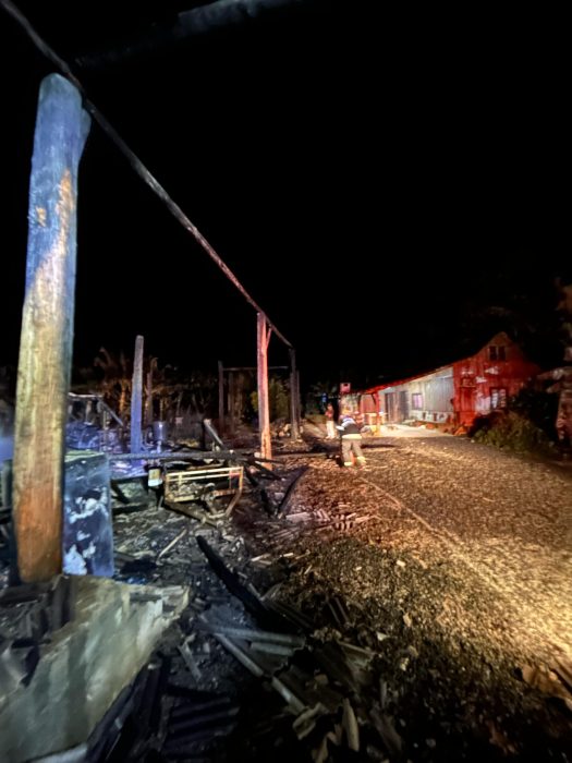 Galpão de materiais agrícolas é parcialmente destruído após pegar fogo em Rio dos Cedros