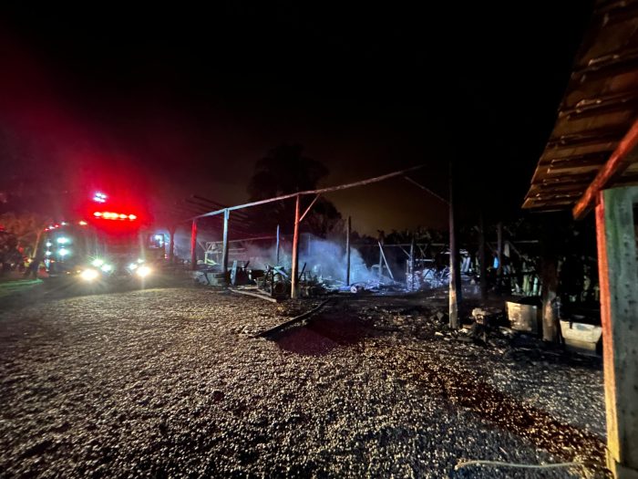 Galpão de materiais agrícolas é parcialmente destruído após pegar fogo em Rio dos Cedros