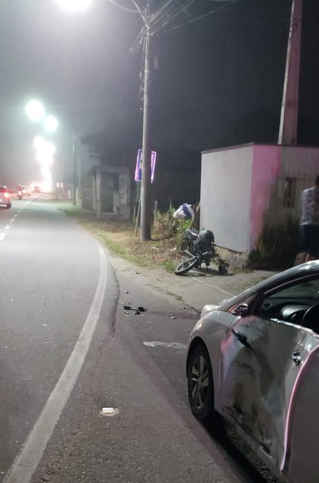 Colisão entre veículos deixa motociclista com suspeita de fratura em Ilhota 