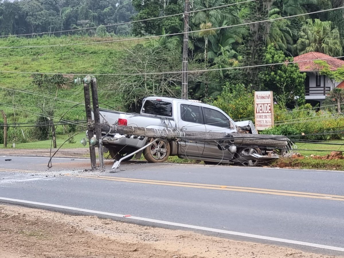 Colisão de camioneta contra poste deixa vítima inconsciente em Timbó