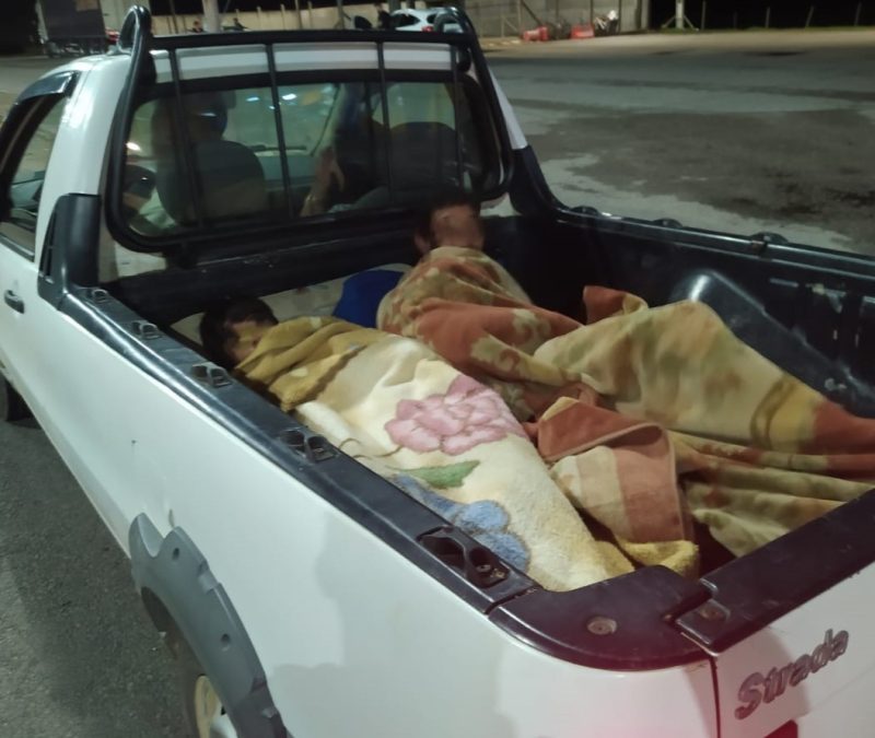 Homens são flagrados escondidos sob cobertores em compartimento de carga em SC