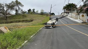Veículo derruba poste após descer morro sozinho em Timbó