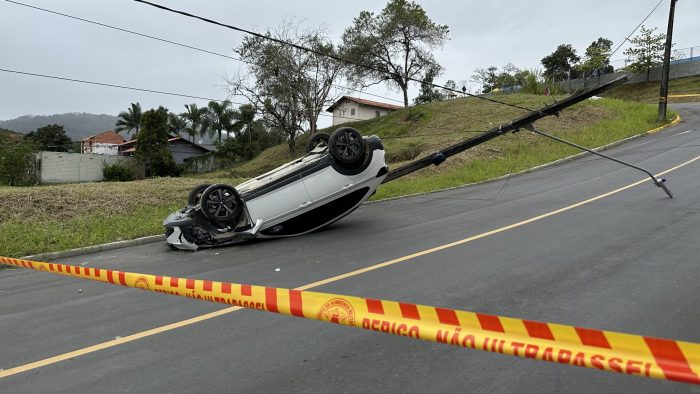 Veículo derruba poste após descer morro sozinho em Timbó