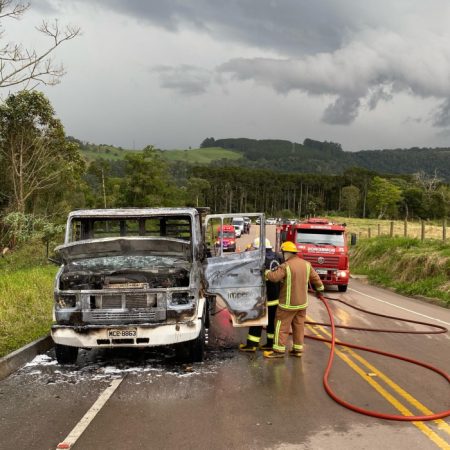 Frontal de caminhão fica destruída após pegar fogo em Presidente Getúlio