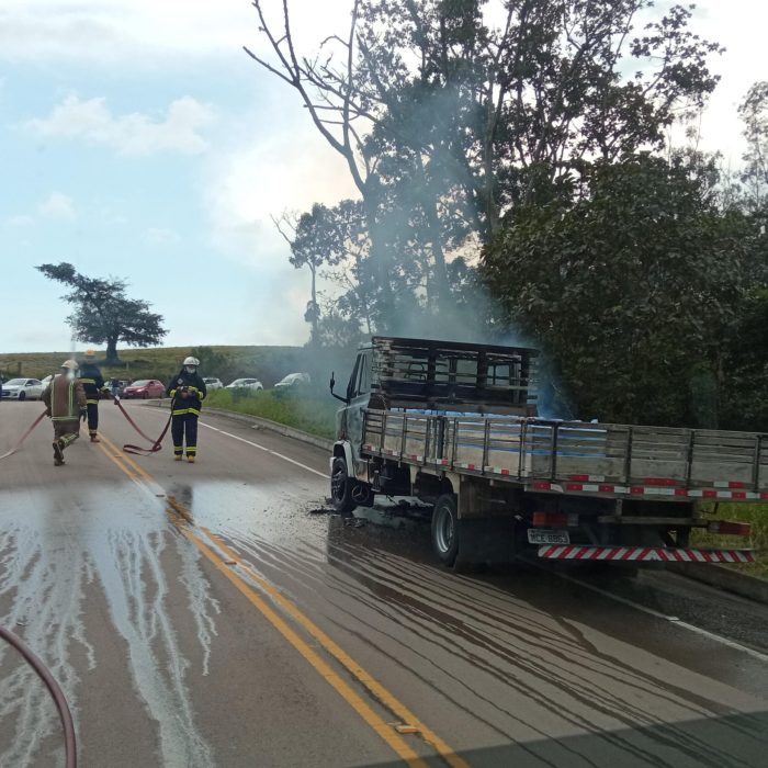 Frontal de caminhão fica destruída após pegar fogo em Presidente Getúlio 