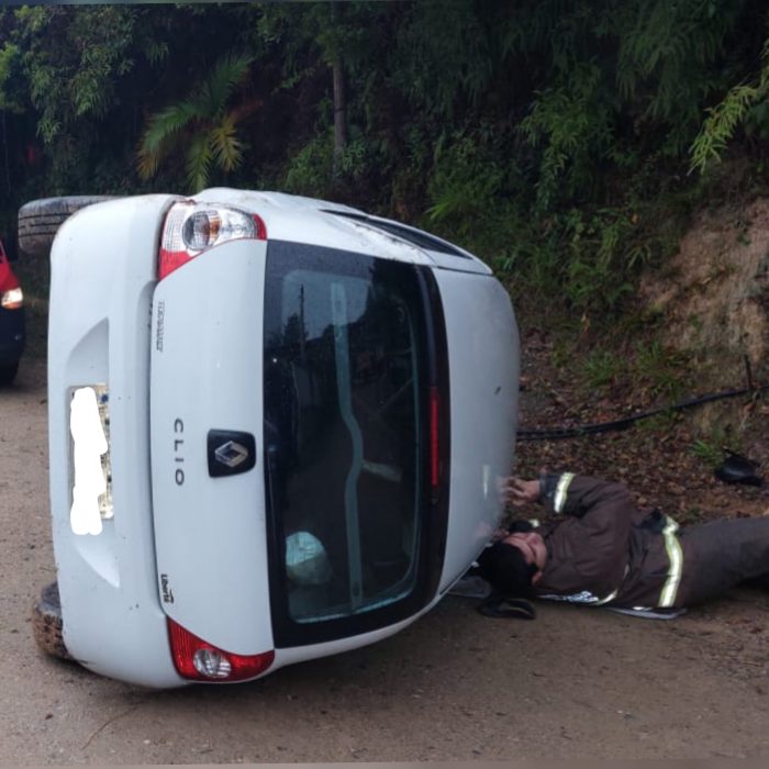 Idoso sofre ferimentos na região craniana após capotar com veículo em Blumenau 