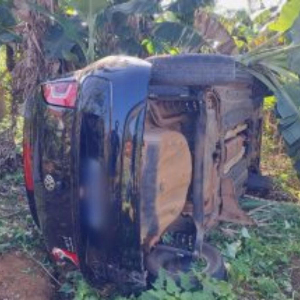Acidente na SC-110: carro tomba após motorista perder o controle em Jaraguá do Sul