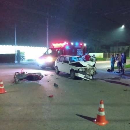 Colisão entre dois veículos deixa motociclista com suspeita de fratura em Timbó