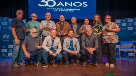 Noite de homenagens marca os 30 anos da FME Timbó