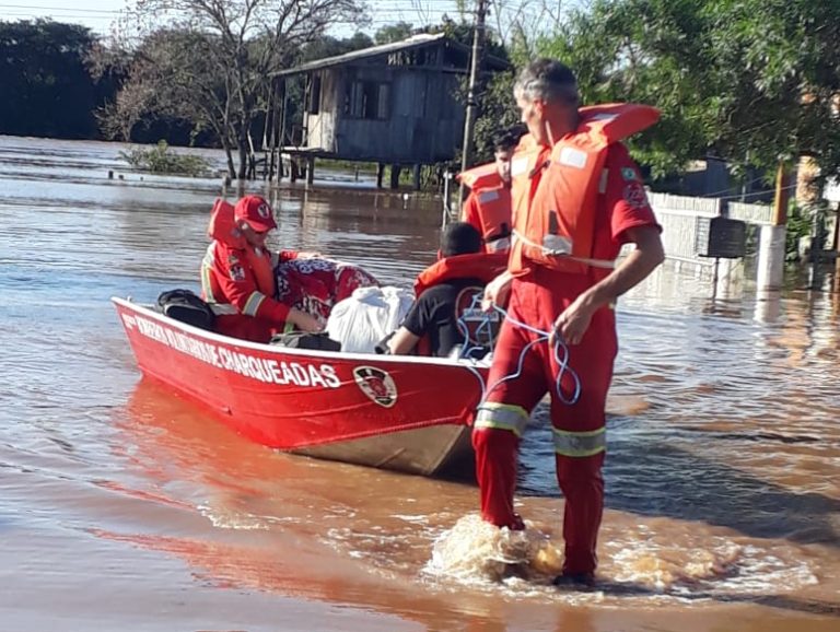 Tragédia no RS: Mais de 200 Bombeiros Voluntários atuam nas cidades mais afetadas pelo ciclone
