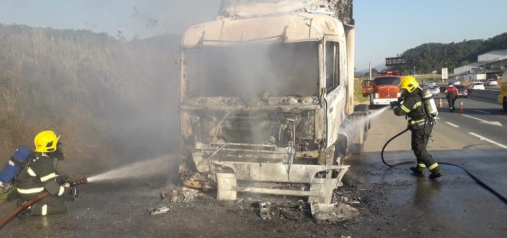 Bombeiros apagam incêndio em caminhão na BR-470 em Gaspar