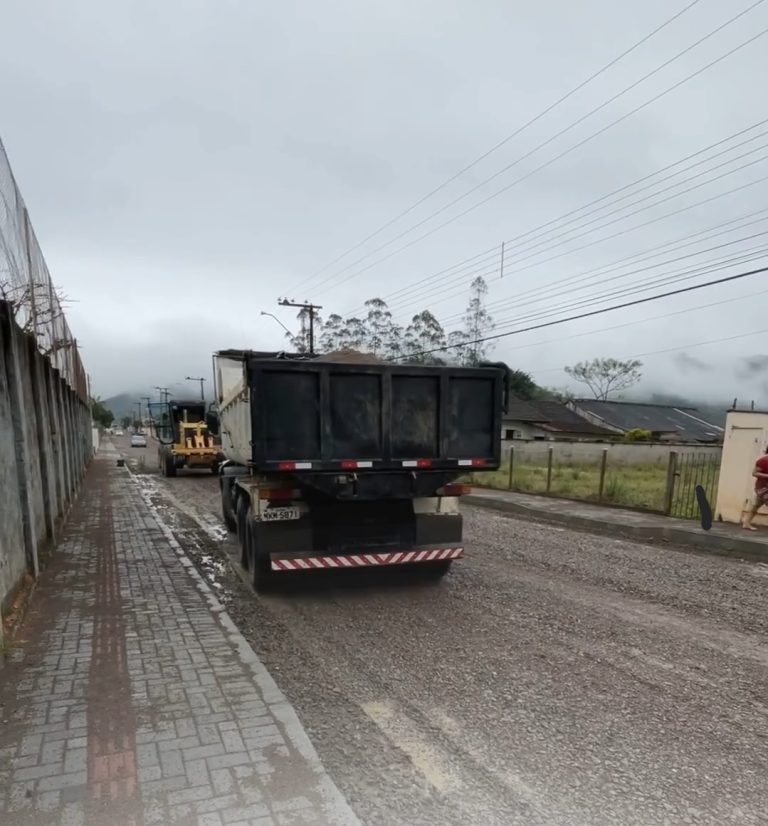 Pavimentação asfáltica em rua de Rodeio está prevista para esta semana