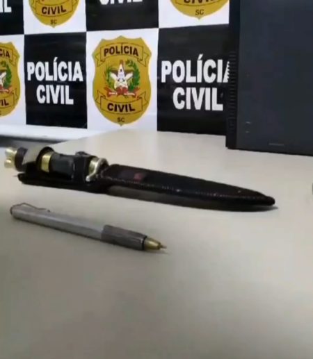 Suspeito de agressão em SC é pego com caneta e faca que funcionam como revólver