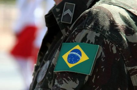 Jovem é detido após tentar se passar por militar do Exército Brasileiro em Brusque
