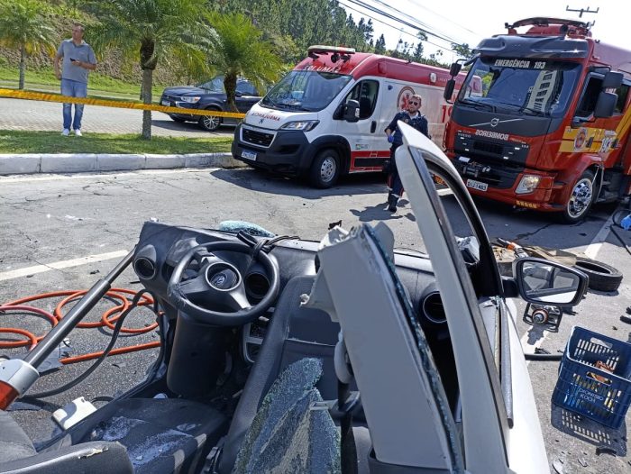Gol fica destruído após colisão contra ônibus em Itajaí