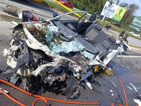 Gol fica destruído após colisão contra ônibus em Itajaí