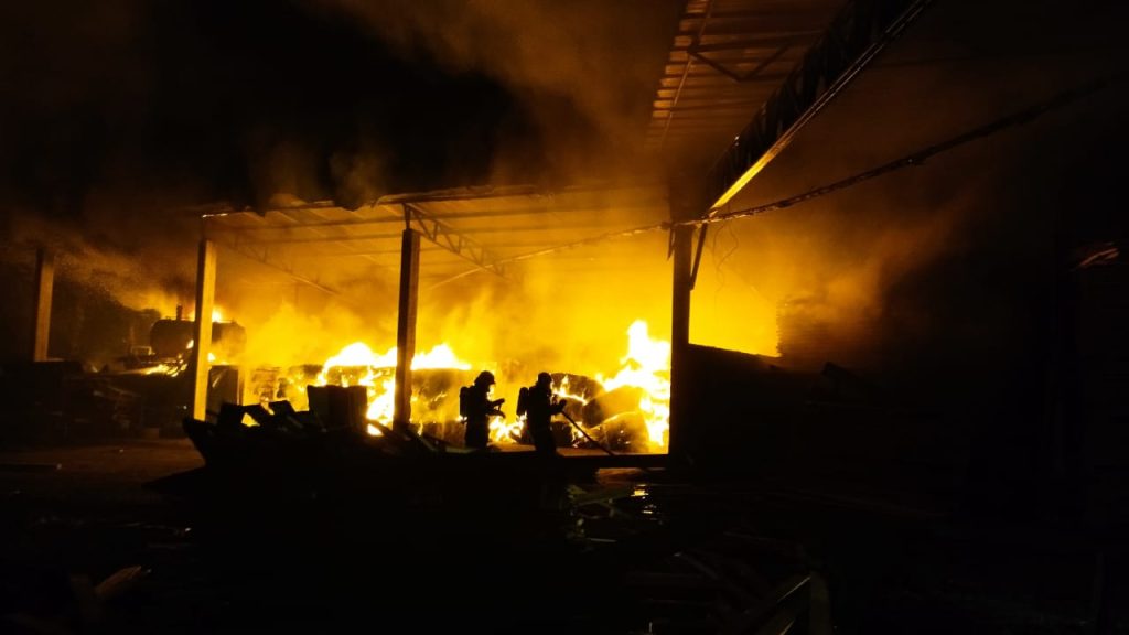 Bombeiros combatem incêndio em madeireira de Benedito Novo por 5 horas