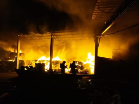 Bombeiros combatem incêndio em madeireira de Benedito Novo por 5 horas