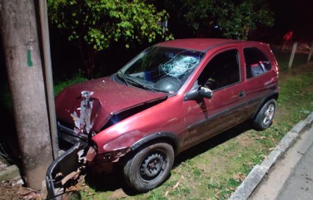 Motorista de 25 anos perde controle do carro e bate contra poste em Gaspar
