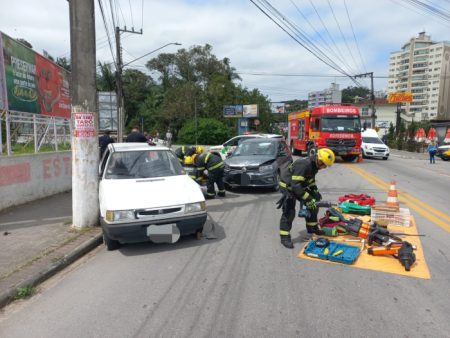 Forte colisão entre 3 veículos deixa idoso preso às ferragens e ferido em Gaspar