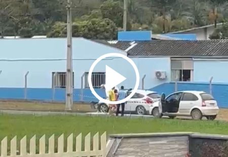 Ato de fúria leva mulher a destruir veículo com uma pá em Benedito Novo