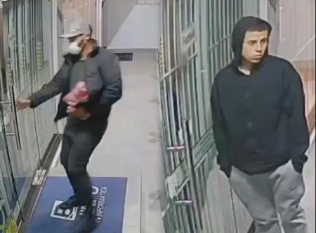 VÍDEO: Câmera de segurança flagra assaltantes que levaram 13 notebooks de loja em Blumenau