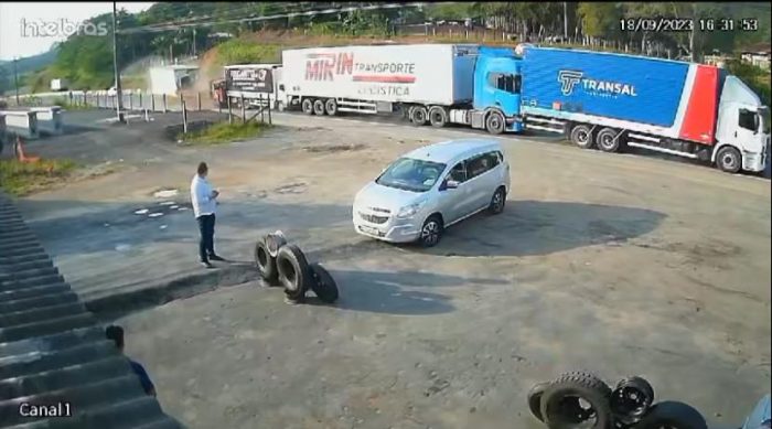 Imagens de câmera de segurança mostram engavetamento com três caminhões na BR-470