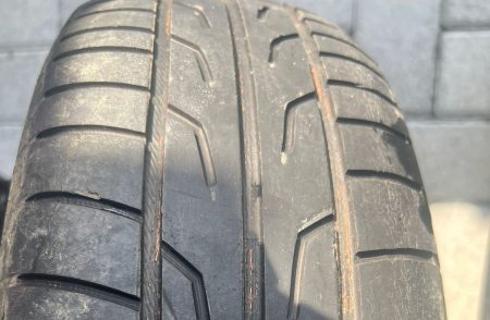 Condutor tenta ludibriar polícia com pneus 'riscados' e é notificado por estelionato em Timbó