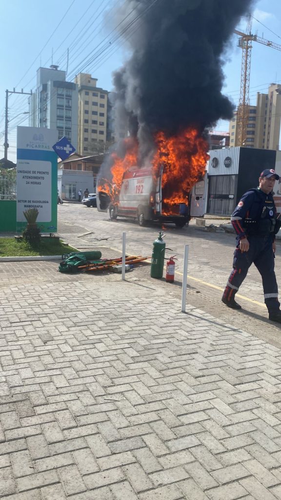Incêndio destroi ambulância do SAMU em Balneário Piçarras