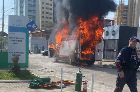 Incêndio destroi ambulância do SAMU em Balneário Piçarras