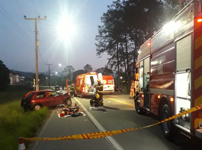 Colisão frontal entre BMW 325i e Corsa deixa 2 feridos em Gaspar