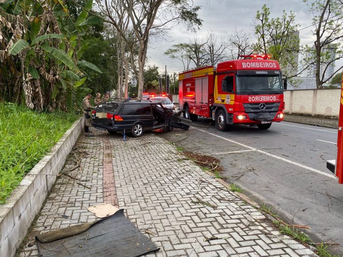 Forte colisão contra árvore deixa motorista de 23 anos inconsciente em Timbó