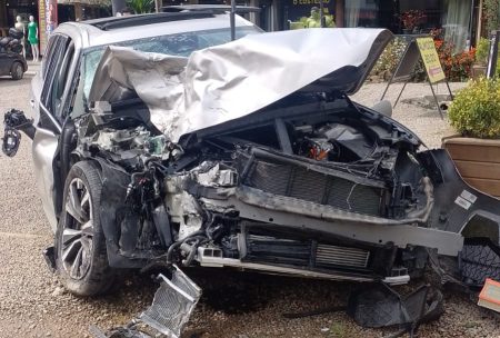 VÍDEO: Câmera de segurança flagra momento que motorista sai ileso de acidente com dois carros e um caminhão na BR-470
