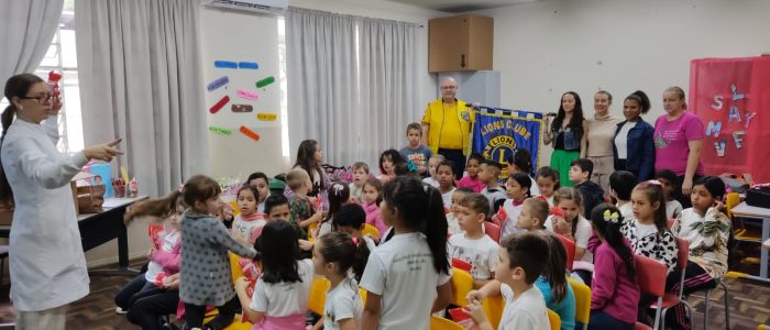Lions Clube Vitória Régia entrega cerca de 90 kits de saúde bucal da Colgate para escola municipal de Indaial