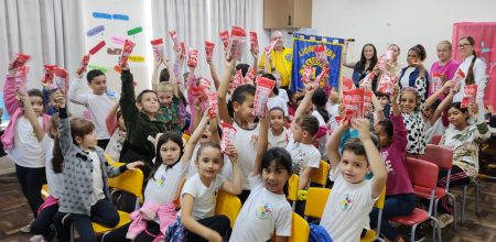 Lions Clube Vitória Régia entrega cerca de 90 kits de saúde bucal da Colgate para escola municipal de Indaial
