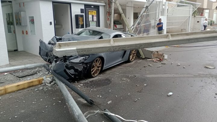 Porsche de quase R$ 1 milhão bate contra poste em suposto racha de Itapema