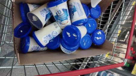 Fiscalização do Procon descobre produtos vencidos em supermercado de Gaspar