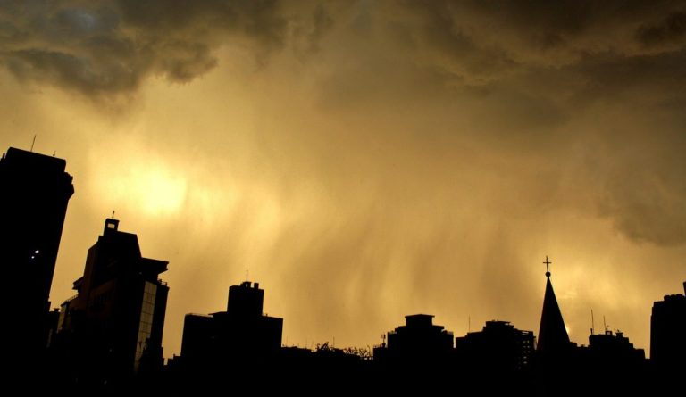 SC enfrenta onda de calor com temperaturas acima dos 30º e possibilidade de temporais