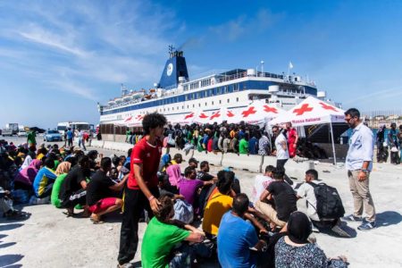 Ilha italiana enfrenta crise humanitária após a chegada de 7 mil migrantes